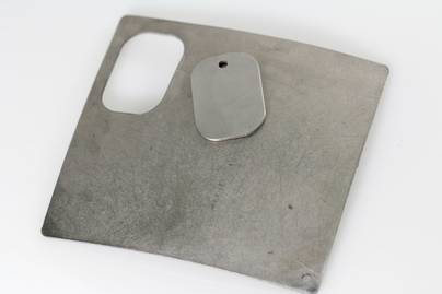 Резка и полировка жетона из титановой пластины от бронежилета лазерная резка - примеры наших работ