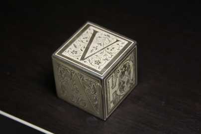 Куб из видеоролика Гравировка на драгоценных металлах - примеры наших работ