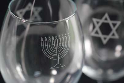 Гравировка религиозных символов на стеклянных бокалах с двух сторон фото №1 Гравировка на стекле - примеры наших работ