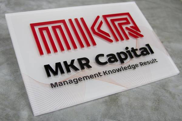 Прозрачное оргстекло с тыльной, лицевой печатью и объемными буквами - примеры наших работ