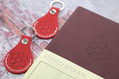 Логотип на ежедневнике и кожаных брелках фото №1 Гравировка на коже - примеры наших работ