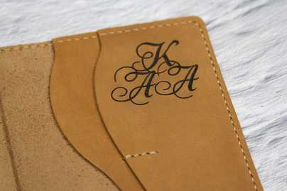Инициалы владельца на обложке для документов Гравировка на коже - примеры наших работ