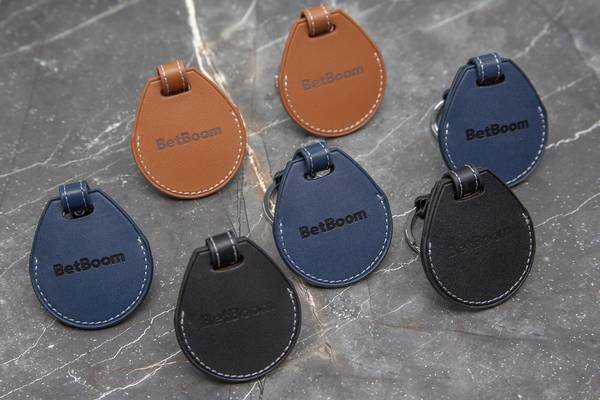 Брендирование кожаных брелков - примеры наших работ