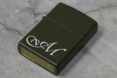 УФ-печать инициалов белым цветом Гравировка на зажигалках - примеры наших работ