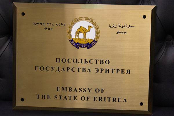 Золотистая матовая объемная нержавейка с эмалью и уф-печатью логотипа - примеры наших работ