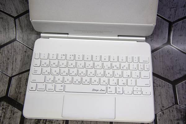 Клавиатура iPad из Южной Кореи с гравировкой на пробеле - примеры наших работ