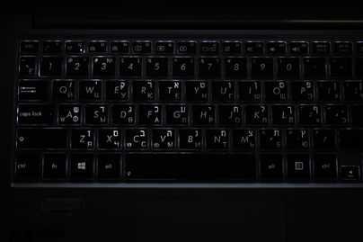 Иврит на ASUS UX32 фото №1 Гравировка клавиатур - примеры наших работ
