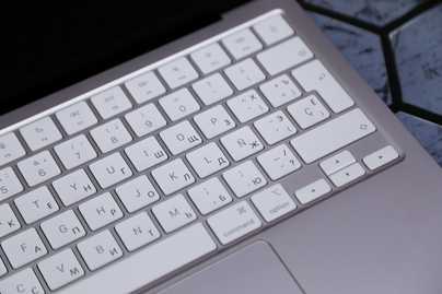 Macbook Neo для рынка испании фото №1 Гравировка клавиатур Apple - примеры наших работ