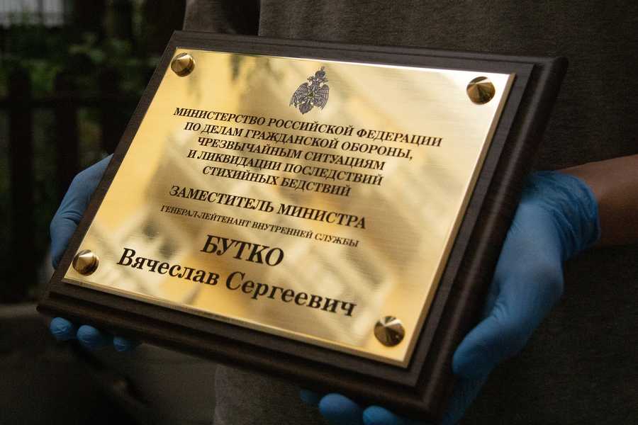 С табличкой из латуни 3мм Изготовление дипломов - примеры наших работ