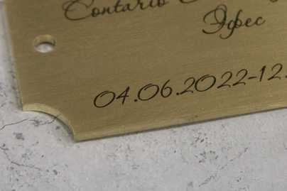3мм с прямыми фасками, фрезеровкой и лазерной гравировкой фото №1 Шильдики из латуни - примеры наших работ