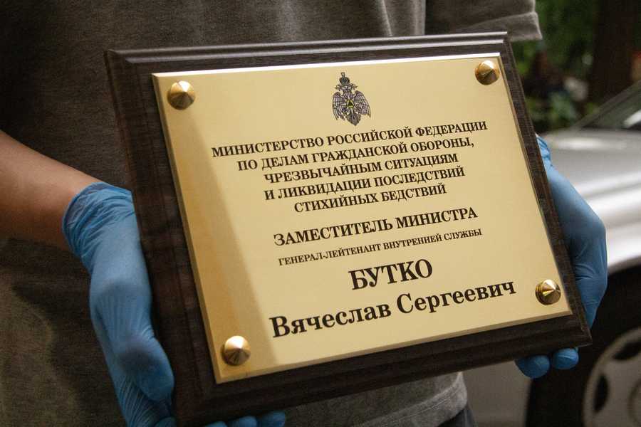 С табличкой из латуни 3мм фото №1 Изготовление дипломов - примеры наших работ