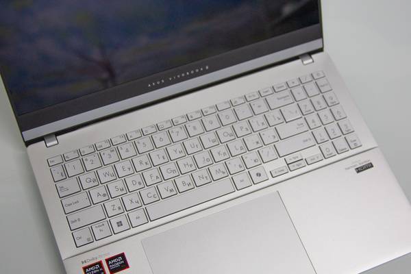 Vivobook c белыми кнопками и подсветкой  - примеры наших работ