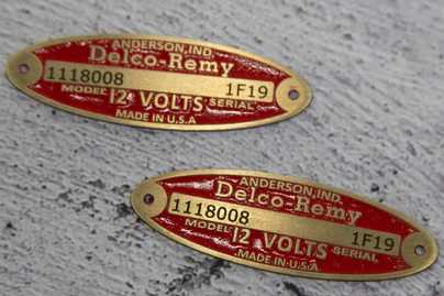 Латунь с фрезеровкой и заливкой эмалью фото №1 Шильдики для оборудования - примеры наших работ