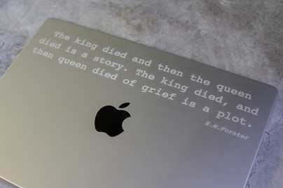 На корпусе Macbook M3 Гравировка клавиатур Apple - примеры наших работ