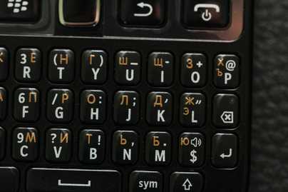 Цветные буквы на Blackberry 9720 фото №1 Гравировка клавиатур телефонов - примеры наших работ